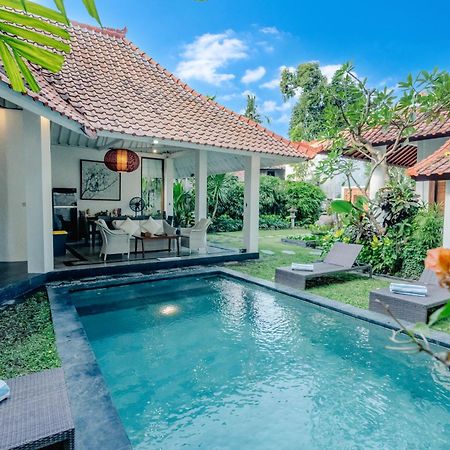 Villa Etnik Seminyak Bagian luar foto